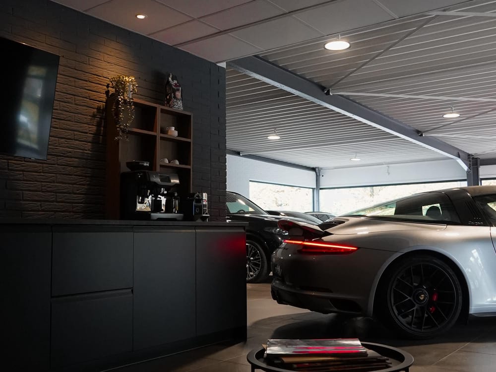 Kaffee-Ecke im Wartebereich mit Blick auf einen Porsche 911